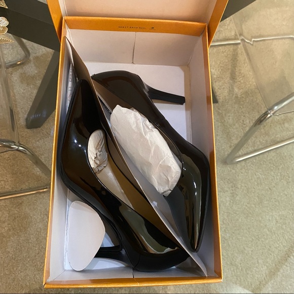 🆕✨ Yema by Unisa Vegan Black Patent Leather Classic Pointy Toe Pumps 3¼" Heel - Picture 4 of 9